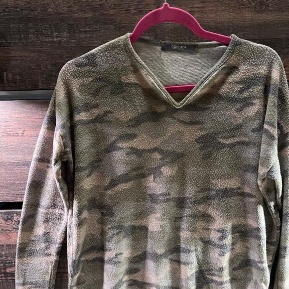 Cammo V Neck Pullover Size S - Picture 2 of 6